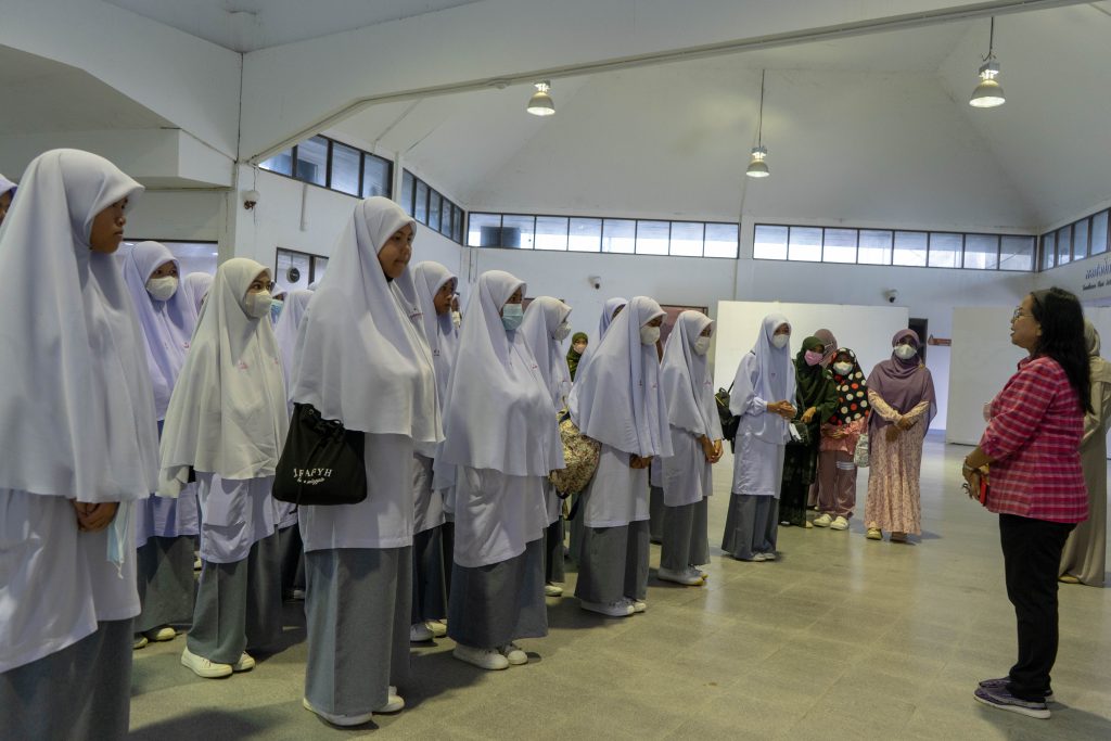 โรงเรียนศึกษาศาสตร์อิสลาม อ.แว้ง จ.นราธิวาส เยี่ยมชมแหล่งเรียนรู้ศิลปะและวัฒนธรรม ชายแดนใต้ ณ หอศิลปวัฒนธรรมภาคใต้